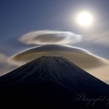 朝霧高原より望む笠雲と富士山と月の写真 「真夜中のParty」