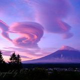 鳴沢村から朝焼けに染まる吊るし雲と富士山の写真 「ナンジャコリャ」