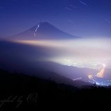 西川林道の富士山と夜景の写真 「光の激流」