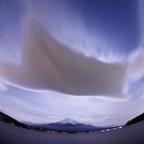 山中湖より望む吊るし雲（マンタ型）と富士山の写真 「星空水族館」