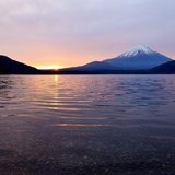 本栖湖から望む御来光と朝焼けの富士山の写真 「柔らかなる光」