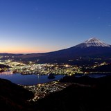 新道峠から望む夜明けの富士山の写真 「夜明けのグラデーション」
