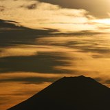 朝焼けの彩雲と富士山の写真 「黄金の宴」