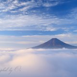 三つ峠の雲海と秋の富士山の写真 「雲上秋の薫り」