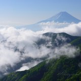 丸山林道からの富士山と雲海の写真 「踊り出す雲海」