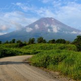梨ヶ原の道路と富士山の写真 「ROAD TO THE FUTURE」