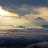 雲海と光芒と富士山の写真 「宇宙からの迎え」