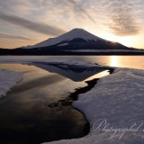 残雪の山中湖での夕焼けの写真 「残寒の畔」