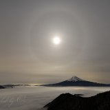 月暈と富士山と雲海の写真 「雲上の夜暈」