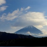 西湖から笠雲の富士山の写真 「おっとっと頭が重いっ」