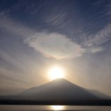 彩雲とダイヤモンド富士の写真 「彩雲広がる」