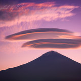 柚野興徳寺より富士山と吊し雲の朝焼けの写真 「襲来」