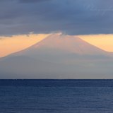 三浦半島からの赤富士の写真 「頭かくして」