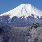 忍野村から望む富士山と雪景色の写真 「淡雪を従えて」