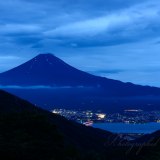 御坂峠の夜景と富士山の写真 「漆黒の稜線」