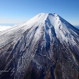 空撮の富士山の写真 「富士山にkissをして」
