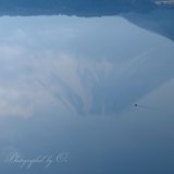 本栖湖の逆さ富士の写真 「山頂を目指して」