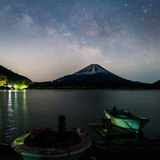 精進湖より天の川と富士山とボートを撮影したの写真 「One Scene」