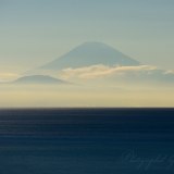 三戸海岸からの遠望の富士山の写真 「深夜遠望」