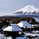 忍野村茅葺屋根の雪景の写真 「忍野雪景」