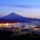 日本平の夜景と夜明けの富士山の写真 「煌きの港を望む」