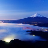 新道峠より望む夜明けの富士山の写真 「夜明けのブルー」