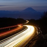 北杜市・中自動車道の光跡と富士山の写真 「夜明けを駆けて」