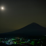 鳴沢村より皆既月食後の部分月食と富士山の写真 「部分月食と富士山」