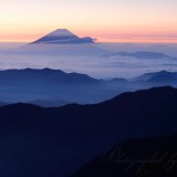 北岳から望む朝焼けの富士山と雲海の写真 「山脈の向こうに」