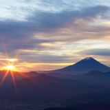 櫛形山からの御来光と富士山の写真 「琥珀色の眼」