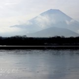 精進湖と富士山の写真 「灰色の世界」