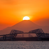 舞浜から望む東京ゲートブリッジとダイヤモンド富士の写真 「重なる時」