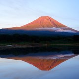 朝霧高原から望む赤富士と逆さ富士の写真 「真紅の光に照らされて」