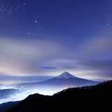 三つ峠の夜景と富士山の写真 「夜空のヴェール」