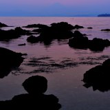 森戸海岸の夕暮れの写真 「静かなる闇へと」