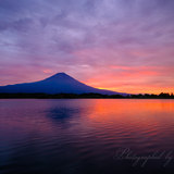 田貫湖から朝焼けと富士山の写真 「南の空は焼けて」