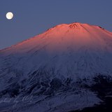 小山町須走から望む紅富士とパール富士の写真 「鮮烈」