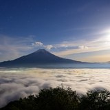 杓子山より望む雲海と富士山と月の写真 「夜空に微笑んで」