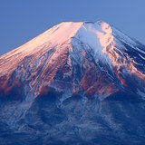 忍野村・高座山から望む紅富士の写真 「冬の光に染められて」