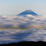 国師ヶ岳の月光雲海と富士山の写真 「満月にたなびく」