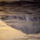 氷結する精進湖の薄氷と逆さ富士の写真 「薄氷のキミ」