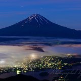 夜景と雲海の富士山の写真 「夜明けの詩」