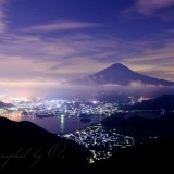 新道峠の夜景と富士山の写真 「夜雲たなびく」