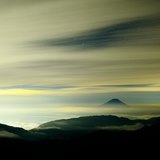 北岳からの夜景と富士山の写真 「夜空の流れ」