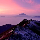 観音岳より望む朝焼けと富士山の写真 「孤高の稜線」