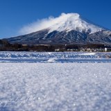 富士吉田市農村公園から望む富士山と雪景色の写真 「冬寒の朝」