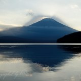 山中湖の影富士の写真 「夕暮れのシルエット」