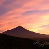 二十曲峠から夕焼けと富士山の写真 「裏切りの空」