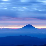 北岳から夜明けの富士山の写真 「紅色染みて」