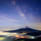 新道峠から望む天の川と雲海の富士山の写真 「浪漫は其処に在る」